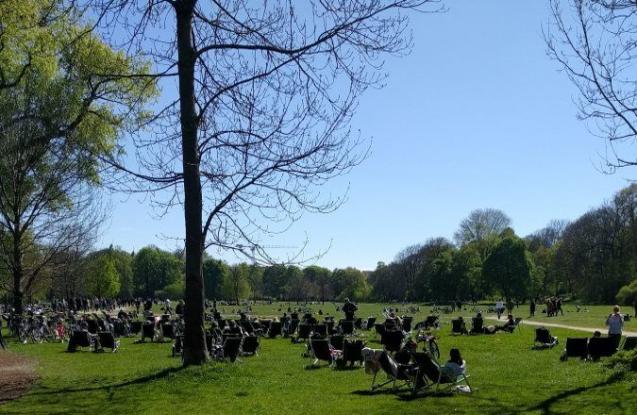 Entspannen und Relaxen im Liegestuhl der Sonnendiebe im Englischen Garten in München