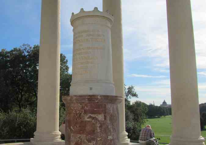 View of the center column in the middle