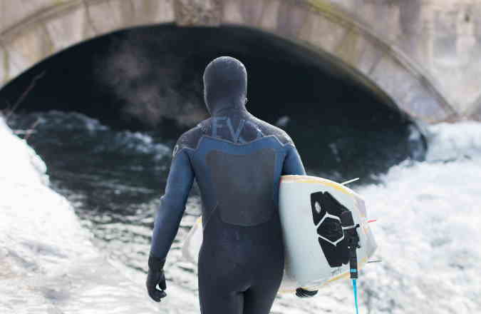 Eisbach-Surfer auch bei kühlen Temperaturen